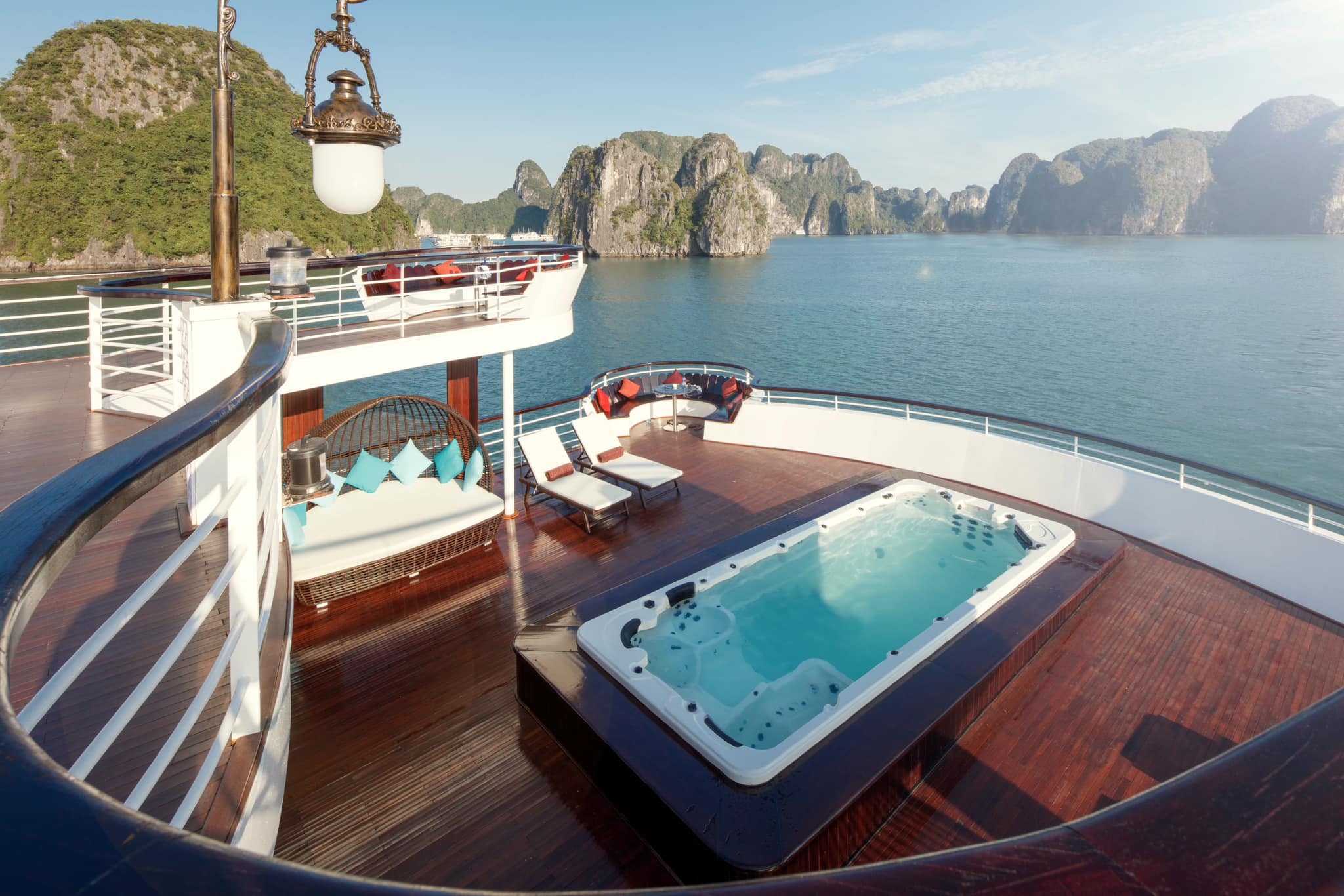 Bể sục jacuzzi ngoài trời du thuyền Ambassador Cruise