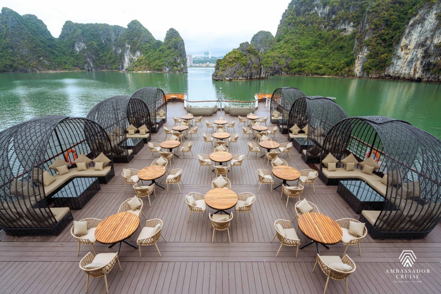 Sun deck đôi trên du thuyền Ambassador Cruise Hạ Long