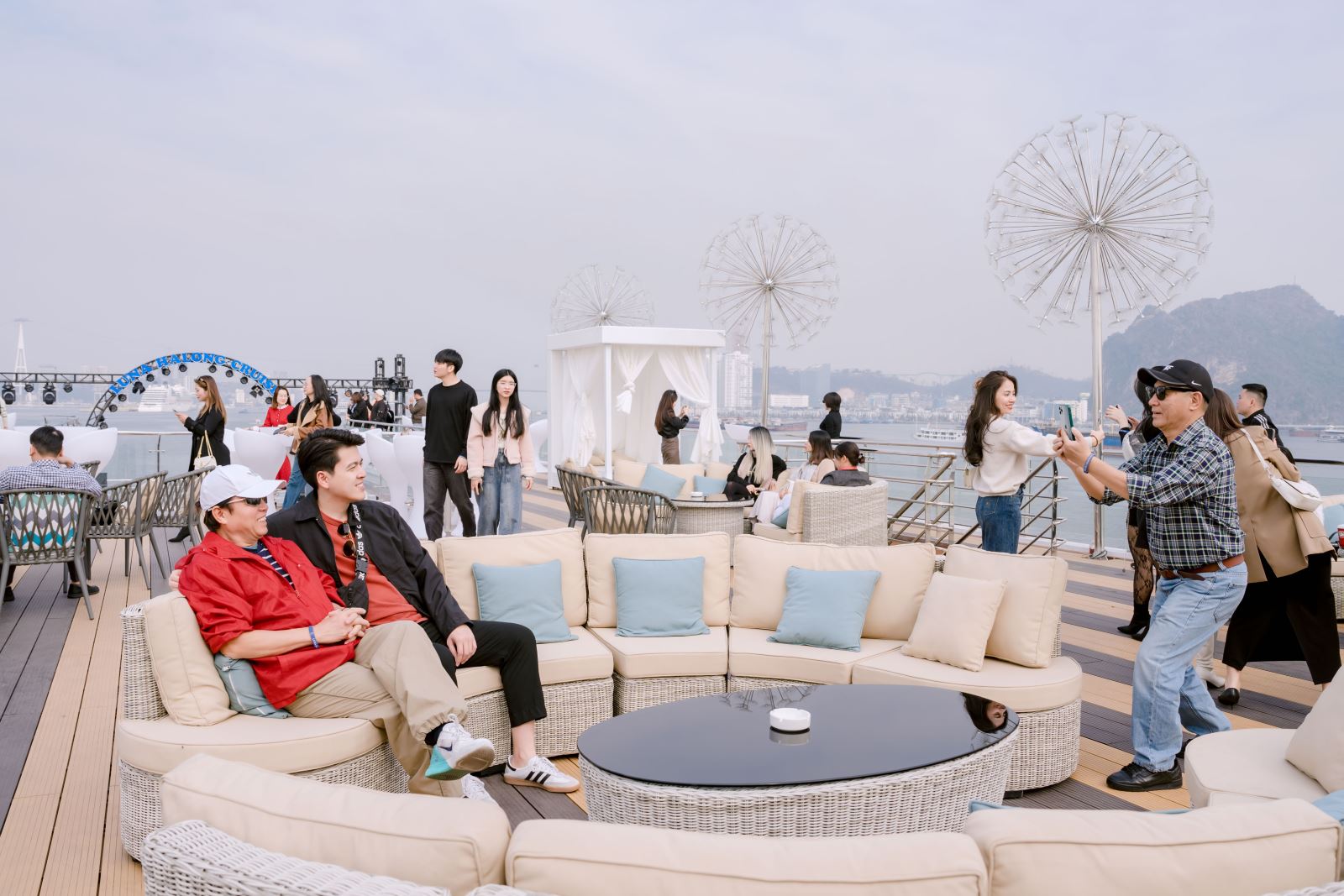 Du khách tận hưởng không gian thư giãn trên Sundeck du thuyền Luna HaLong Cruise 